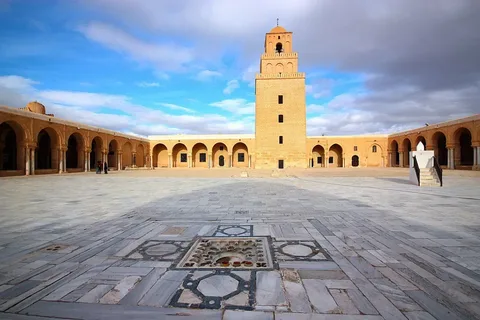 Connaissez-vous la ville de Kairouan, le berceau de la civilisation islamique en Tunisie ? Si vous êtes à la recherche d’une destination culturelle et historique riche, ne cherchez pas plus loin que Kairouan